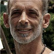 Profesor de yoga y desarrollo personal apto para todos los niveles, edades y sexos.